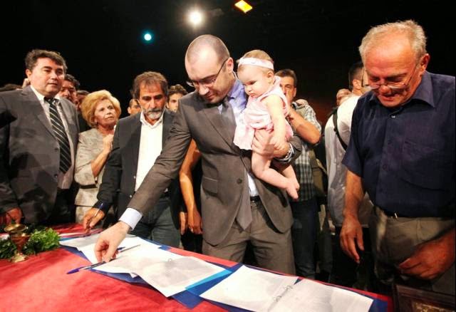 Ο Παναγιώτης Ηλιόπουλος ορκίστηκε Περιφερειακός σύμβουλος Θεσσαλίας αγκαλιά με την κόρη του - Φωτογραφία 1
