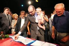 Ο Παναγιώτης Ηλιόπουλος ορκίστηκε Περιφερειακός σύμβουλος Θεσσαλίας αγκαλιά με την κόρη του