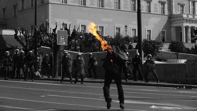 Δεκανίκι της Χρυσής Αυγής ο ΣΥΡΙΖΑ - Ο κόκκινος φασισμός είναι καλύτερος από τον μαύρο; - Φωτογραφία 1