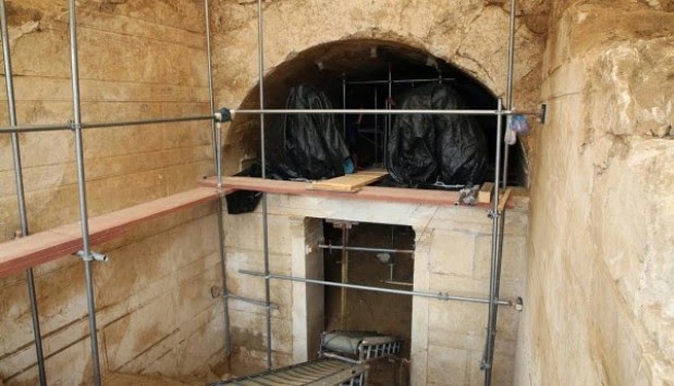 Το “μπλόκο” του τάφου της Αμφίπολης – Το κόλπο για να μείνουν έξω οι τυμβωρύχοι - Φωτογραφία 1