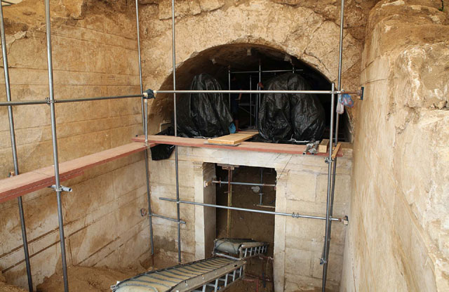 Δείτε νέες εντυπωσιακές εικόνες από τον τάφο της Αμφίπολης... [photos] - Φωτογραφία 11