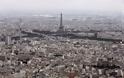 Ούτε να ακούει για μειώσεις φόρων η τρόικα – Ξεκινάει η μάχη στο Παρίσι