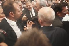 Δείτε το βίντεο με τις αποδοκιμασίες στον Βενιζέλο...Και τα Ζήτω στον Παπανδρέου.... [video]