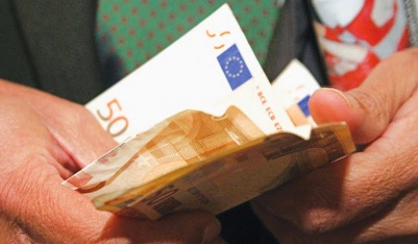 Αίγιο: Του άρπαξαν 480 ευρώ από την τσέπη - Φωτογραφία 1