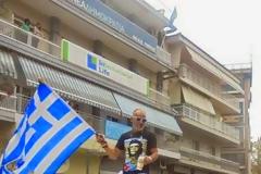 Ανέβηκε πάνω στην οροφή του αυτοκινήτου και φώναζε συνθήματα [photos]