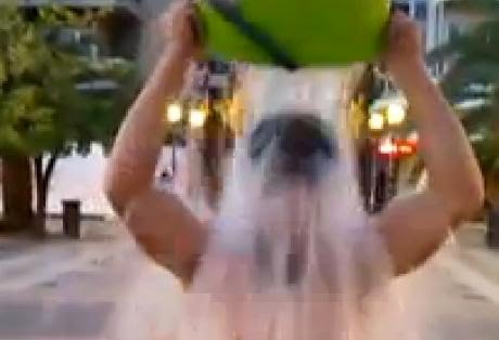 Αγρίνιο: Έκανε ice bucket challenge στην πλατεία Δημοκρατίας! - Φωτογραφία 1