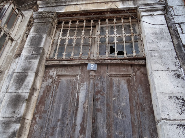 Αντιστέκεται πεισματικά στο χρόνο η οικία Δάνου στην οδό Παύλου Μελά στα Γιάννενα - Φωτογραφία 2