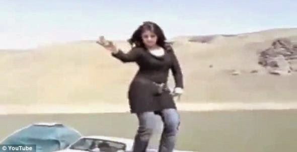 Δείτε την γενναία επικηρυγμένη Ιρανή να χορεύει χωρίς μαντίλα...[video] - Φωτογραφία 1