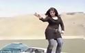 Δείτε την γενναία επικηρυγμένη Ιρανή να χορεύει χωρίς μαντίλα...[video]