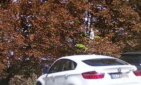 Παρκάρω την BMW... όπου εγώ γουστάρω - Δείτε πως παρατάνε τα πολυτελή αυτοκίνητα τους στα Τρίκαλα [photos] - Φωτογραφία 1