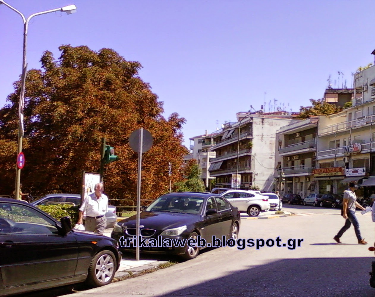 Παρκάρω την BMW... όπου εγώ γουστάρω - Δείτε πως παρατάνε τα πολυτελή αυτοκίνητα τους στα Τρίκαλα [photos] - Φωτογραφία 2