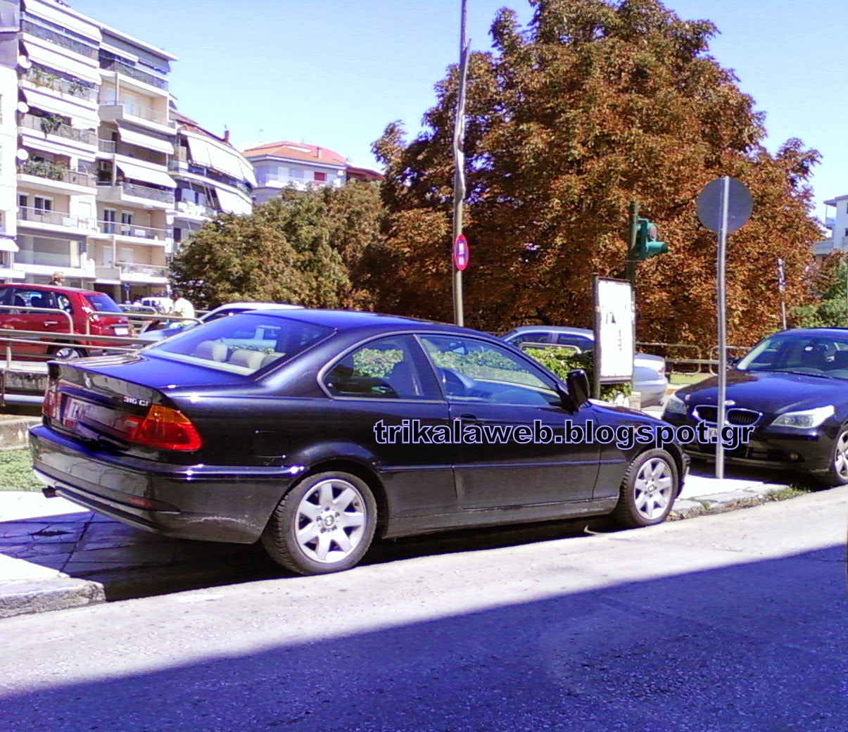 Παρκάρω την BMW... όπου εγώ γουστάρω - Δείτε πως παρατάνε τα πολυτελή αυτοκίνητα τους στα Τρίκαλα [photos] - Φωτογραφία 3