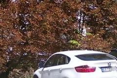 Παρκάρω την BMW... όπου εγώ γουστάρω - Δείτε πως παρατάνε τα πολυτελή αυτοκίνητα τους στα Τρίκαλα [photos]