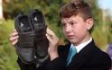 Απέβαλαν 100 μαθητές γιατί φορούσαν αθλητικά παπούτσια [photos] - Φωτογραφία 3