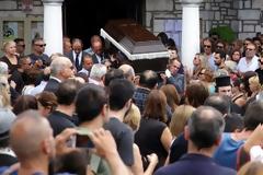 Tο τελευταίο αντίο στον Αντώνη Βαρδή - Συντετριμμένοι ο γιος, η κόρη και η σύντροφός του