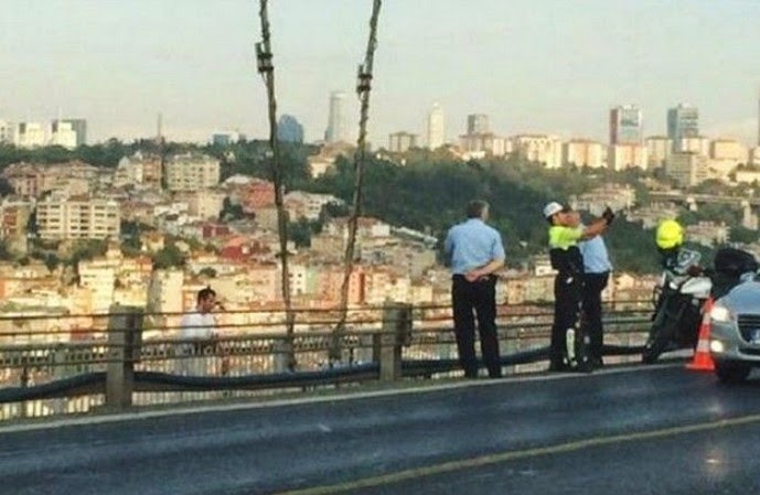 ΑΠΙΣΤΕΥΤΟ: Έβγαζαν selfie με φόντο άντρα που αυτοκτόνησε... [photo] - Φωτογραφία 2