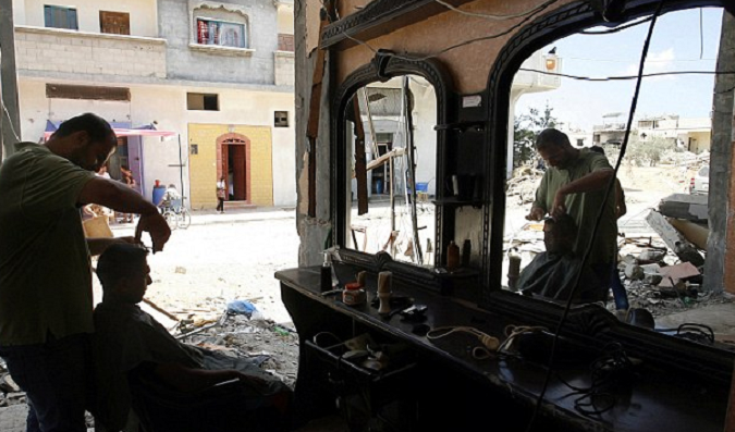 Εικόνες που σοκάρουν στη Γάζα - Κάνουν ουρές για ένα κούρεμα μέσα στα ερείπια [photos] - Φωτογραφία 2