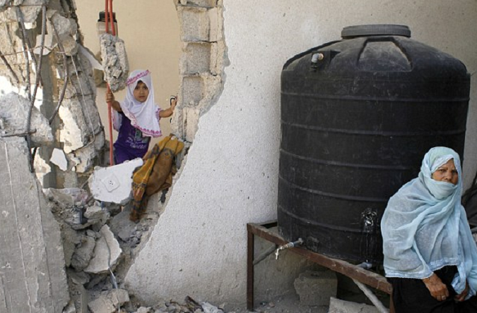 Εικόνες που σοκάρουν στη Γάζα - Κάνουν ουρές για ένα κούρεμα μέσα στα ερείπια [photos] - Φωτογραφία 5