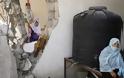 Εικόνες που σοκάρουν στη Γάζα - Κάνουν ουρές για ένα κούρεμα μέσα στα ερείπια [photos] - Φωτογραφία 5