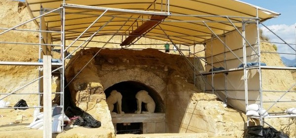 Πόσο μεγάλη μπορεί να είναι η ανακάλυψη στον τάφο της Αμφίπολης και βάζουν στρατιά αστυνομικών; [photos] - Φωτογραφία 2