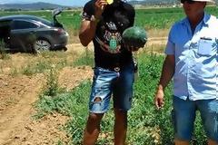 Ποιος διάσημος ποδοσφαιριστής δοκίμασε τα κίτρινα καρπούζια στο Νεοχώρι; [photos]