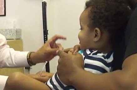 Δείτε το φοβερό γιατρό που κάνει τα παιδάκια να σκάνε στα γέλια όταν τους κάνει ένεση αντί να κλαίνε! [video] - Φωτογραφία 1