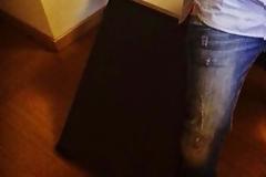 Γνωστός Έλληνας παρουσιαστής...Έσπασε το γραφείο του επειδή έκατσε επάνω! [photos]