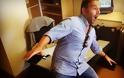 Γνωστός Έλληνας παρουσιαστής...Έσπασε το γραφείο του επειδή έκατσε επάνω! [photos] - Φωτογραφία 2
