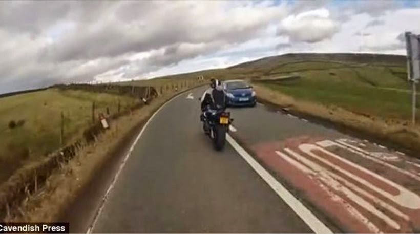 Συγκλονιστικό βίντεο: On camera ο θάνατος ενός μοτοσικλετιστή - Φωτογραφία 1