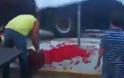 ΠΡΙΝ ΛΙΓΟ: Παραγωγοί πέταξαν ντομάτες στην πύλη της ΔΕΘ στην Αγγελάκη... [video]