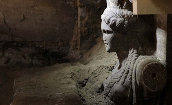 Αυτά είναι βασιλικά σύμβολα – Τα επτασφράγιστα μυστικά και τα μοναδικά στοιχεία στον τάφο της Αμφίπολης - Φωτογραφία 2