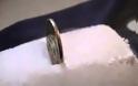 Τι θα συμβεί αν βάλεις ένα νόμισμα μέσα σε κομμάτι ξηρού πάγου; [VIDEO]