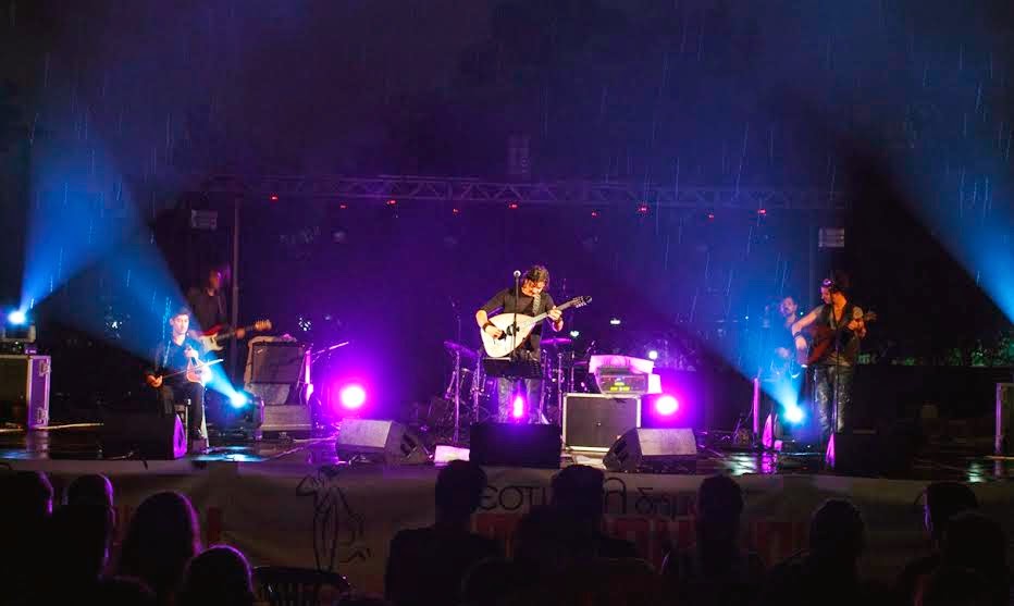Υπό τους χτύπους της βροχής αποθέωσε το κοινό τον Μιχάλη Τζουγανάκη και την ορχήστρά του στο Φεστιβάλ του Δήμου Αμαρουσίου 2014 - Φωτογραφία 1