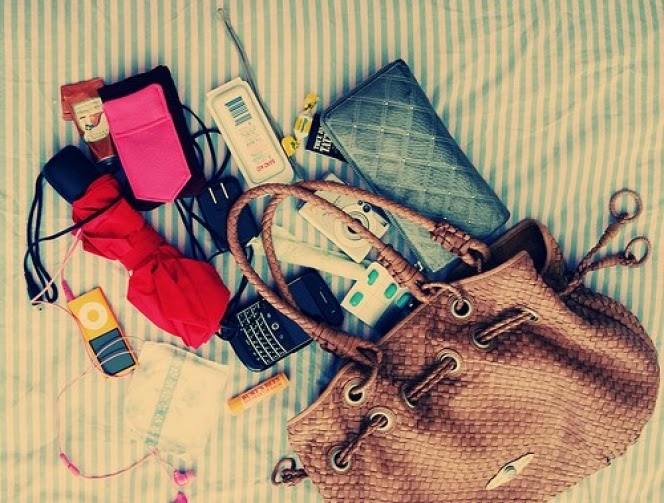 Τα 7 must πράγματα που πρέπει να έχει κάθε γυναικεία τσάντα! - Φωτογραφία 1
