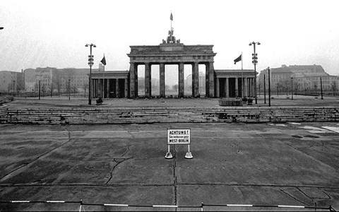Η Γερμανία τιμά τα 25 χρόνια από την πτώση του Τείχους - Φωτογραφία 1