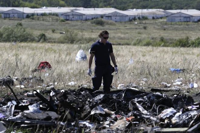 Επίσημο πόρισμα για το μοιραίο MH17 των Μαλαισιανών αερογραμμών: Χτυπήθηκε από ιπτάμενα αντικείμενα πάνω από την Ουκρανία - Φωτογραφία 2