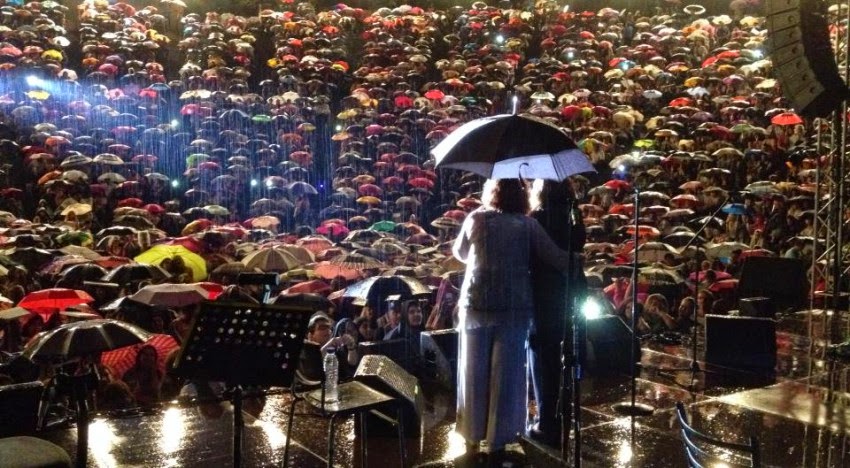 ΚΑΤΑΠΛΗΚΤΙΚΟ βίντεο: Η Χάρις Αλεξίου και η Τάνια Τσανακλίδου τραγουδούν κάτω από τη βροχή στην Θεσσαλονίκη - Φωτογραφία 1