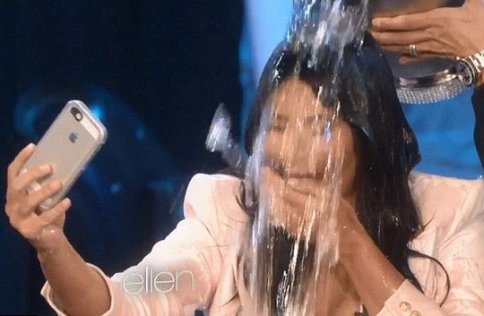 Kim Kardashian: Έκανε ice bucket challenge σε εκπομπή - Φωτογραφία 4