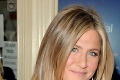 Jennifer Aniston: “Απάντησε” στο γάμο των Brangelina με see-through εμφάνιση