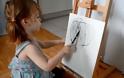 Μητέρα μετατρέπει τα σκίτσα της 2χρονης κόρης της σε πίνακες ζωγραφικής