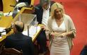 Tα δάκρυα και τα «γαλλικά» της Άννας Καραμανλή μέσα στη Βουλή κατά Χαρδούβελη για τον ΕΝΦΙΑ