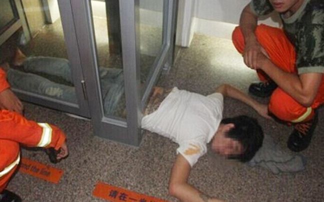 ΑΠΙΣΤΕΥΤΟ: Κόλλησε κάτω από την πόρτα ΑΤΜ... Δείτε φωτογραφίες απείρου κάλους! [photos] - Φωτογραφία 2