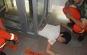 ΑΠΙΣΤΕΥΤΟ: Κόλλησε κάτω από την πόρτα ΑΤΜ... Δείτε φωτογραφίες απείρου κάλους! [photos] - Φωτογραφία 2