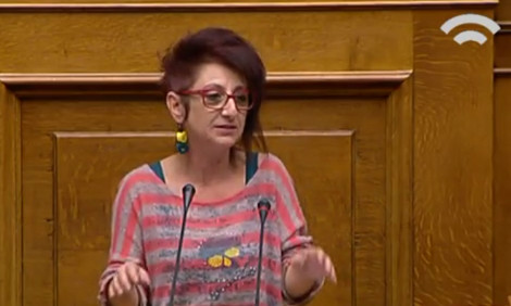 Μόνο στην Ελλάδα: Με ξυρισμένο μαλλί και μπλουζάκι με νεκροκεφαλή στη Βουλή... [photos] - Φωτογραφία 3