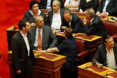 Μόνο στην Ελλάδα: Με ξυρισμένο μαλλί και μπλουζάκι με νεκροκεφαλή στη Βουλή... [photos]