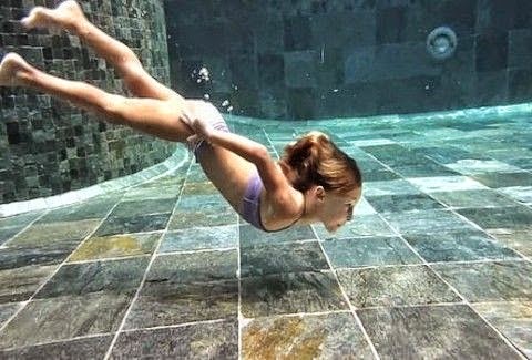 Δείτε την 4χρονη γοργόνα που κολυμπάει σαν δελφίνι και ΣΑΡΩΝΕΙ στο διαδίκτυο!!! (ΒΙΝΤΕΟ) - Φωτογραφία 1