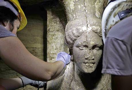 Βρέθηκαν και 3 επιστύλια στον τάφο της Αμφίπολης. Διαψεύδει το υπουργείο πολιτισμού ότι βρέθηκαν επιγραφές - Φωτογραφία 1