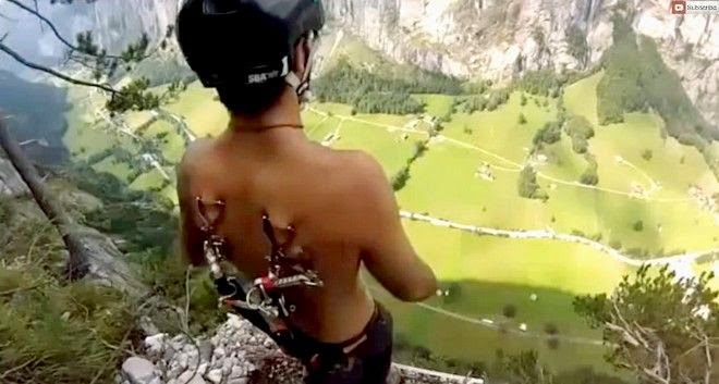 Εκπληκτικό BASE jumping: Κάρφωσε το αλεξίπτωτο με γάντζους στο δέρμα του και έπεσε στο κενό [video] - Φωτογραφία 1