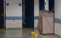 Εικόνες ντροπής στο Νοσοκομείο της Πρέβεζας. Mε κουβάδες μαζεύουν το νερό που στάζει από την οροφή - Φωτογραφία 1