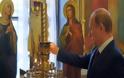 Ενα κερί στη μνήμη όσων «χάθηκαν υπερασπιζόμενοι τη Νέα Ρωσία» άναψε ο Πούτιν